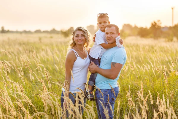 Familia Joven Con Hijo Caminando Pasando Buen Rato Campo Verde — Foto de Stock