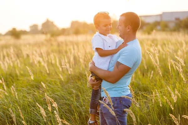 Pai Com Filho Mãos Andando Campo Pôr Sol — Fotografia de Stock