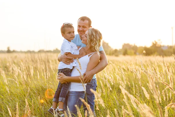 Família Jovem Com Filho Andando Divertindo Campo Verde Pôr Sol — Fotografia de Stock