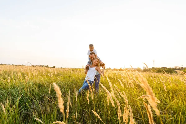 Família Jovem Com Filho Andando Divertindo Campo Verde Pôr Sol — Fotografia de Stock