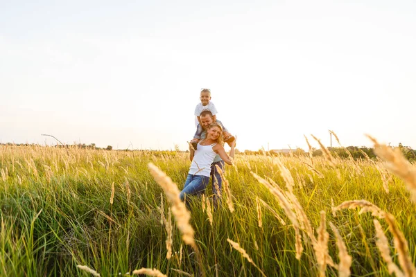 Familia Joven Con Hijo Caminando Pasando Buen Rato Campo Verde — Foto de Stock