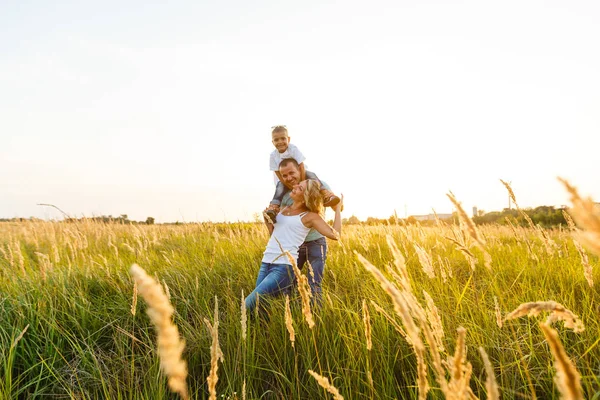 Família Jovem Com Filho Andando Divertindo Campo Verde Pôr Sol — Fotografia de Stock