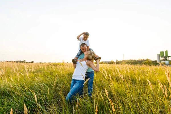 Giovane Famiglia Con Figlio Che Cammina Diverte Nel Campo Verde — Foto Stock
