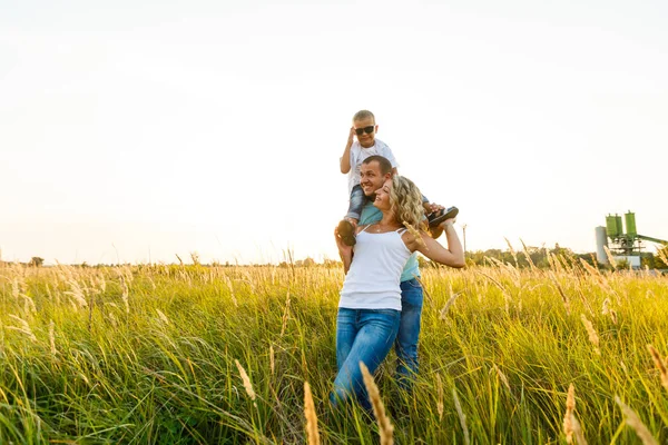 Familia Joven Con Hijo Caminando Pasando Buen Rato Campo Verde — Foto de Stock