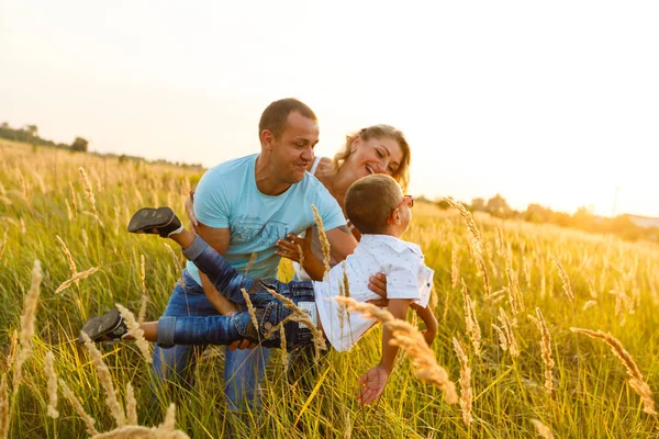 Família Jovem Com Filho Andando Divertindo Campo Verde Pôr Sol — Fotografia de Stock