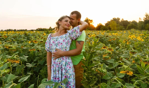 Bella Giovane Coppia Che Abbraccia Nel Campo Girasole Tramonto — Foto Stock