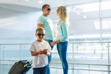 Havaalanında harekete hazır bagajlı mutlu aile