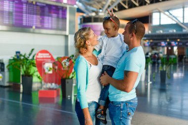 Yolculuk başlamak izin. Portre sevimli çiftin küçük oğulları Havaalanı Binası'nda holding
