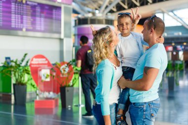 Yolculuk başlamak izin. Portre sevimli çiftin küçük oğulları Havaalanı Binası'nda holding