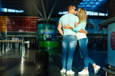 Kalkış havaalanı terminal için bekleyen genç çift