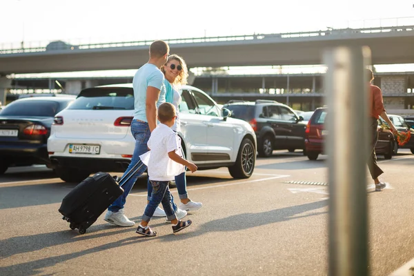 Lycklig Familj Med Bagage Flygplatsen Redo Att Resa — Stockfoto