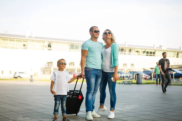 Счастливая Семья Багажом Аэропорту Готова Путешествию — стоковое фото