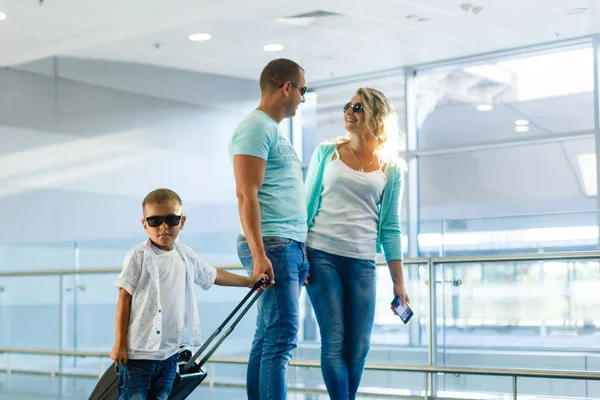 Familia Feliz Con Equipaje Aeropuerto Listo Para Viajar —  Fotos de Stock