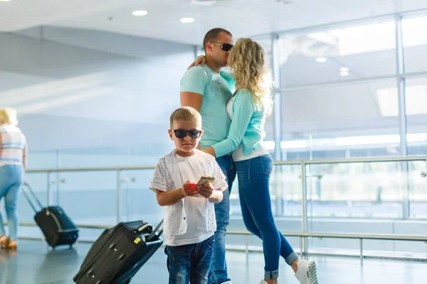 Счастливая Семья Багажом Аэропорту Готова Путешествию — стоковое фото