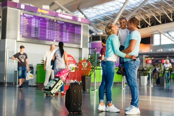 Happy Family Luggage Airport Ready Travel — Stock Photo, Image