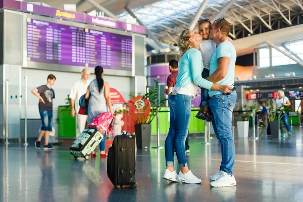 Happy Family Luggage Airport Ready Travel — Stock Photo, Image