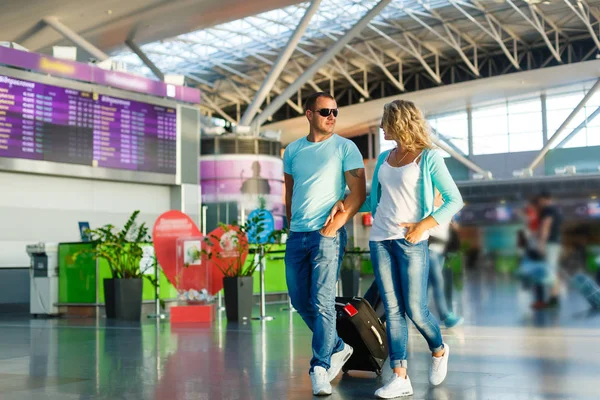 Pareja Joven Esperando Salida Terminal Del Aeropuerto — Foto de Stock