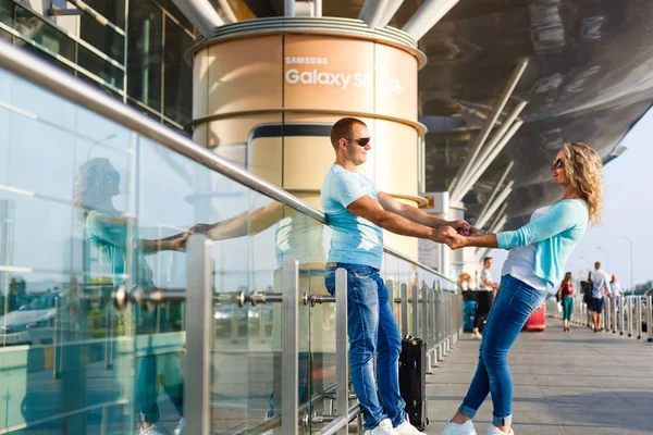 Young Couple Waiting Departure Airport Terminal — Stock Photo, Image