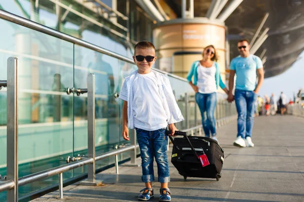 Familia Feliz Con Equipaje Aeropuerto Listo Para Viajar —  Fotos de Stock