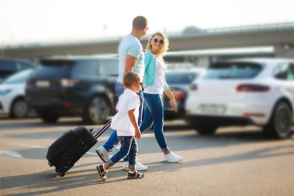 Ευτυχισμένη Οικογένεια Αποσκευών Στο Αεροδρόμιο Και Είστε Έτοιμοι Ταξιδέψετε — Φωτογραφία Αρχείου