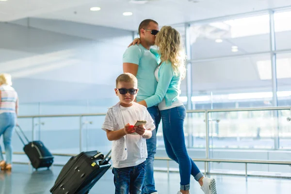 Familia Feliz Con Equipaje Aeropuerto Listo Para Viajar — Foto de Stock