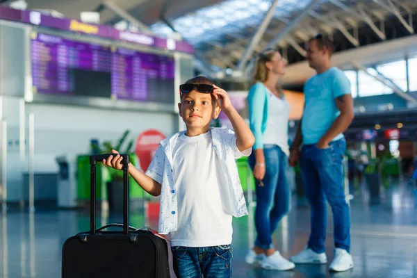 Familia Feliz Con Equipaje Aeropuerto Listo Para Viajar —  Fotos de Stock