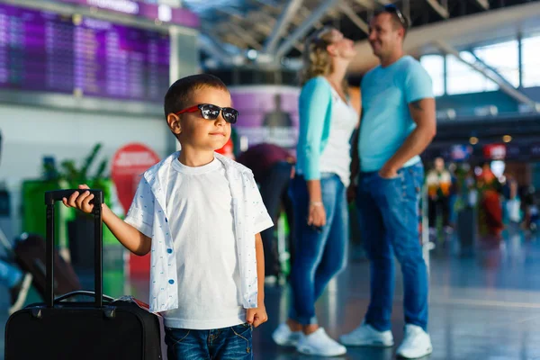 Lindo Niño Con Maleta Aeropuerto —  Fotos de Stock