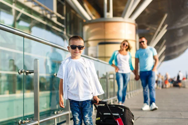 Familia Feliz Con Equipaje Aeropuerto Listo Para Viajar —  Fotos de Stock