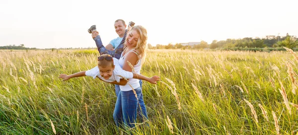 Família Feliz Jogando Campo Trigo — Fotografia de Stock