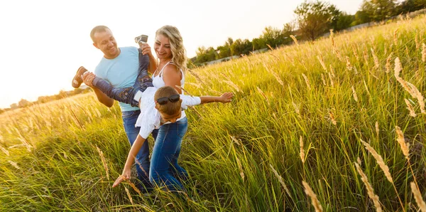 Pais Com Filho Campo Trigo Pai Filho Divertindo Livre Campo — Fotografia de Stock