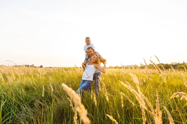 麦畑で遊ぶ幸せな家族 — ストック写真
