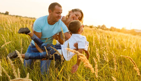 Família Com Filho Campo Trigo — Fotografia de Stock