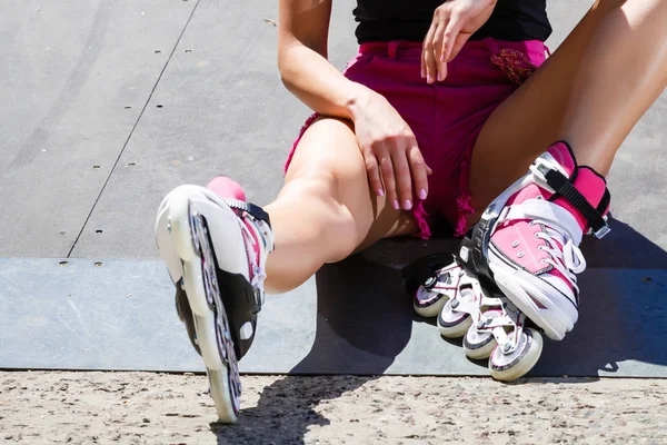 Attraente Giovane Donna Che Indossa Pantaloncini Rosa Pista Pattinaggio All — Foto Stock