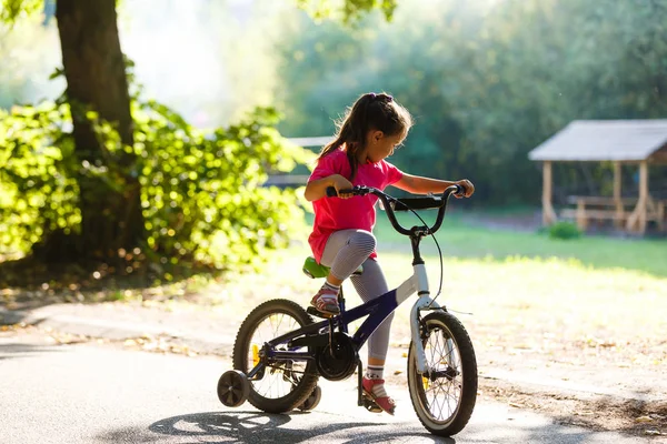 Niña Montando Bicicleta Atardecer — Foto de Stock