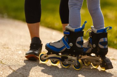 Anne Kızına Paten Öğretmek Park 'ta Paten Yapıyor