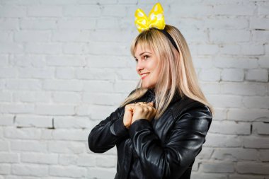 Güzel bir kadın sarı kurdele takıyor. 