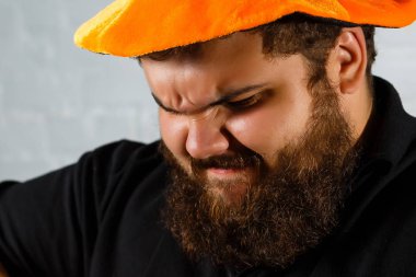 Sakallı genç bir adam. Yüz saç yakın çekim. Sakal mı faydaları.