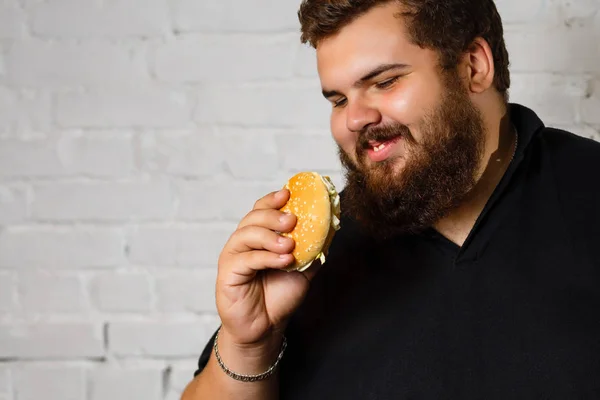 Eccitato Uomo Barbuto Avidamente Mangiare Hamburger Isolati Sfondo Bianco — Foto Stock