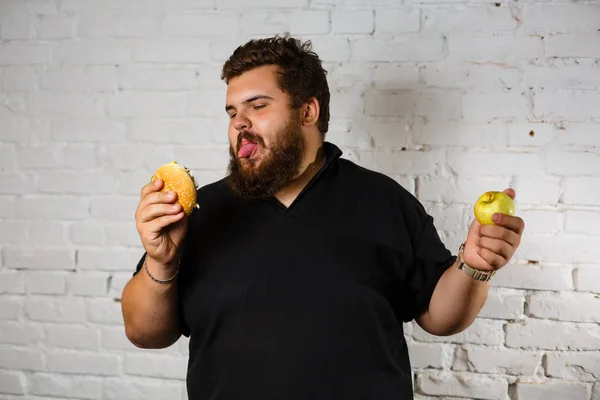 Ritratto Uomo Che Viene Confuso Scegliendo Cosa Mangiare Tra Frutta — Foto Stock