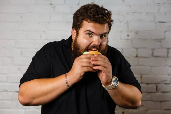 Товстий Людина Жадібно Їдять Гамбургер Білому Тлі — стокове фото