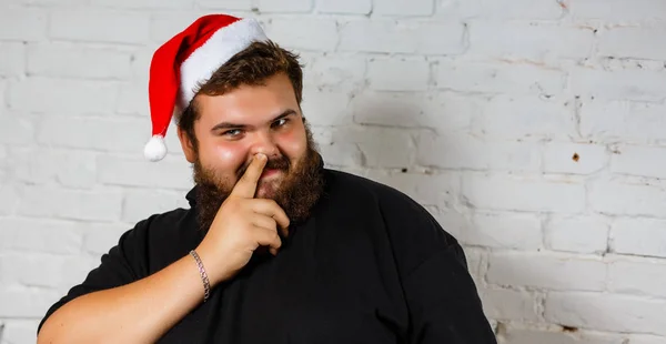 白い背景にサンタの帽子をかぶって笑顔のクリスマス男 — ストック写真