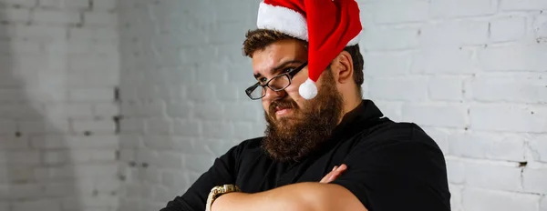 Θλιβερή Νεαρός Άνδρας Στο Κόκκινο Καπέλο Santa Claus Ποζάρει Στον — Φωτογραφία Αρχείου