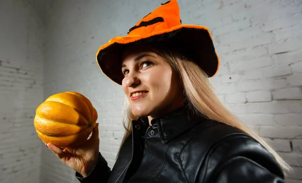 Halloween Boszorkány Visel Narancssárga Kalap Tartja Sütőtök — Stock Fotó