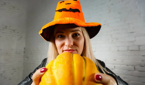Halloween Boszorkány Visel Narancssárga Kalap Tartja Sütőtök — Stock Fotó