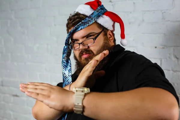 Retrato Artístico Del Hombre Sombrero Santa Corbata Azul Sobre Fondo — Foto de Stock