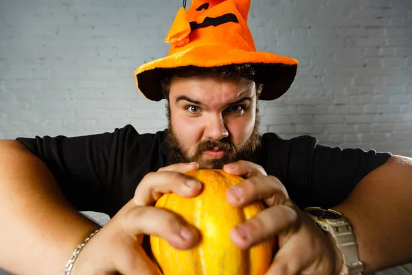 Uomo Barbuto Indossa Arancione Cappello Halloween Giocare Con Zucca — Foto Stock