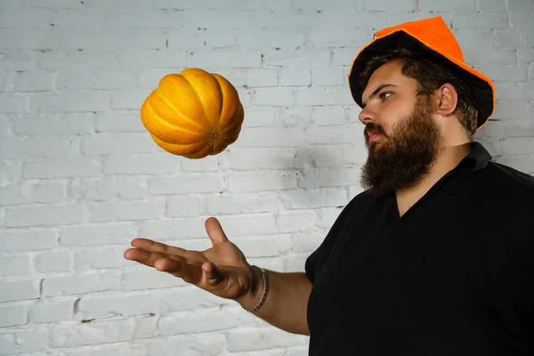 Γενειοφόρος Άνδρας Φορώντας Πορτοκαλί Καπέλο Halloween Παίζει Κολοκύθα — Φωτογραφία Αρχείου