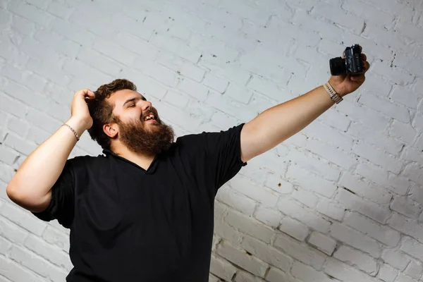 Hombre Gordo Negro Fotografía Mismo Con Una Cámara Sobre Fondo — Foto de Stock