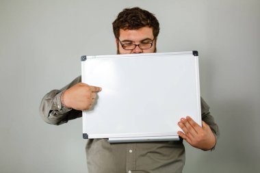 Pano ile ışık stüdyo arka plan üzerinde duran sakallı öğretmen