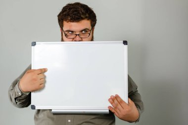 Beyaz izole Pano tutan işadamı